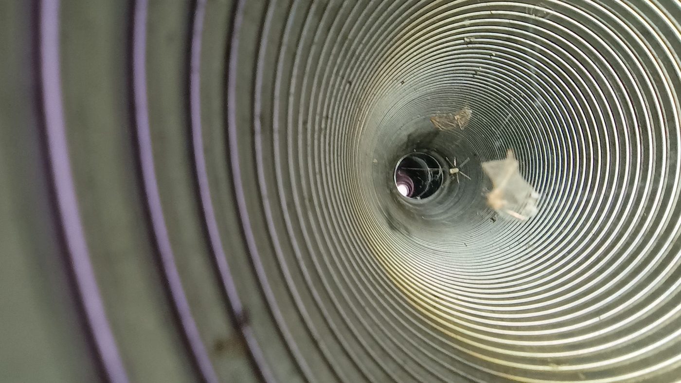 Pohled dovnitř nerezové ohebné komínové vložky